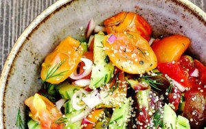 Plantaardige salade met hennepzaden