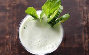 Hamp forfriskende yoghurtdrikk med agurk